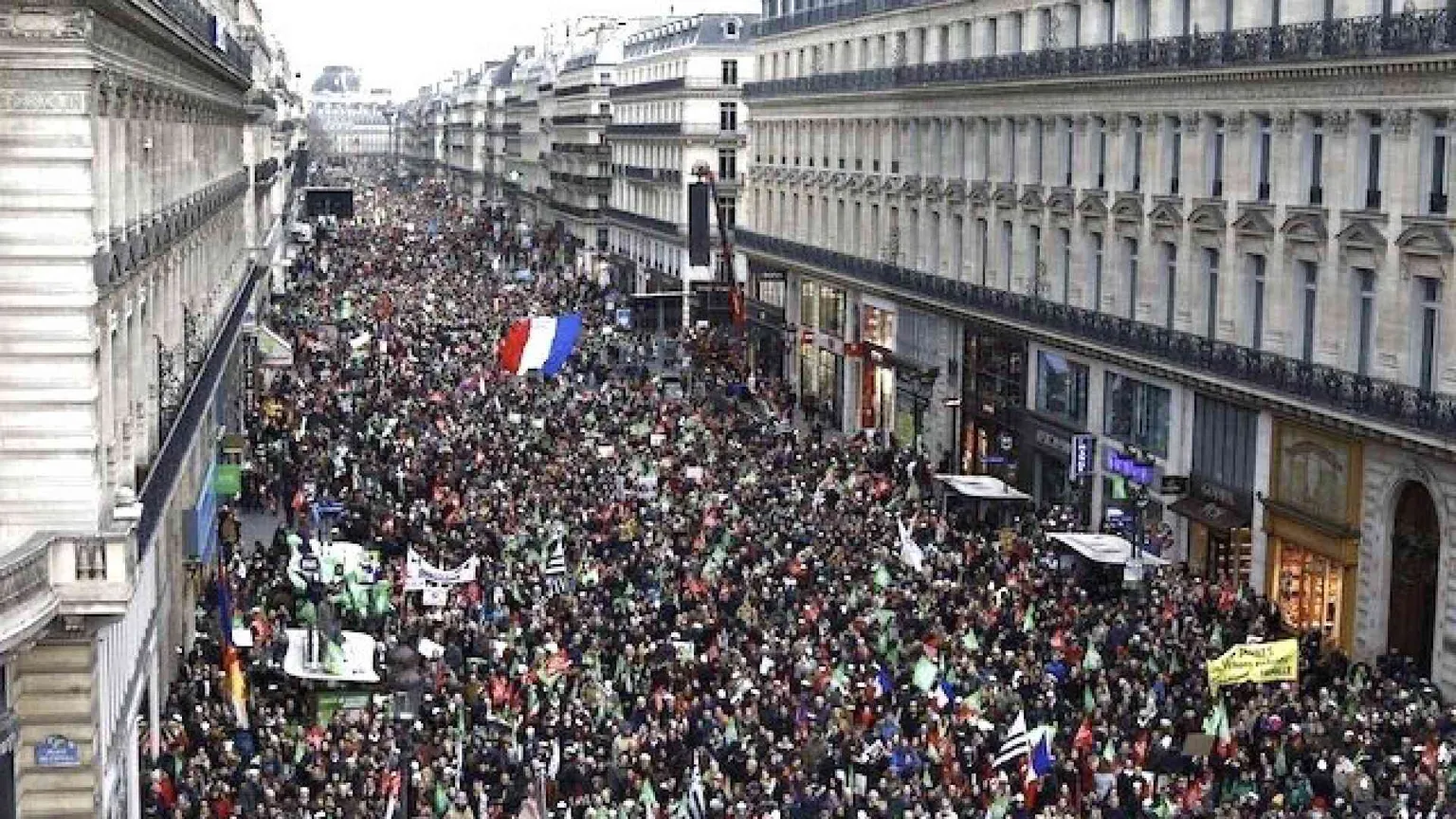 «Fermate la provetta per tutte»: la piazza di Parigi dà un segnale a Macron