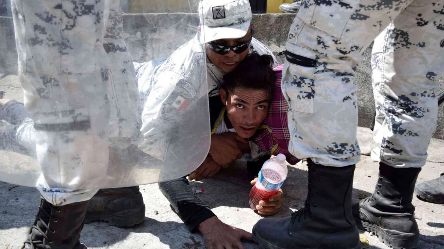 La carovana di migranti respinta in Messico. Lacrimogeni lanciati sui bambini