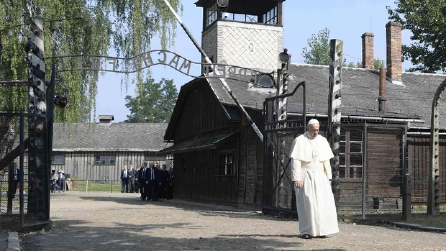 Il Papa per la Giornata della Memoria: ciascuno dica mai più