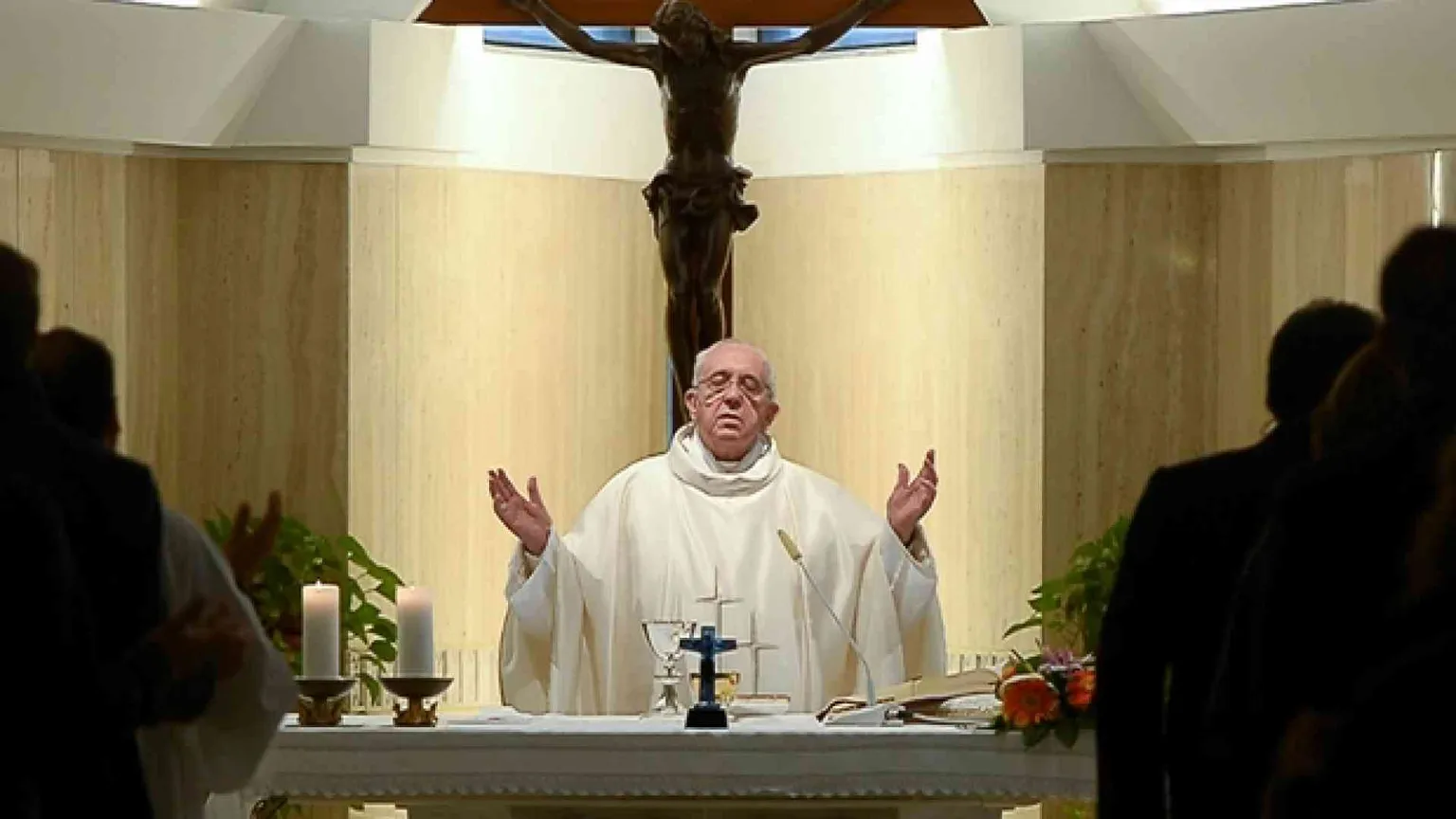 Francesco: no a cristiani senza gioia, prigionieri delle formalità