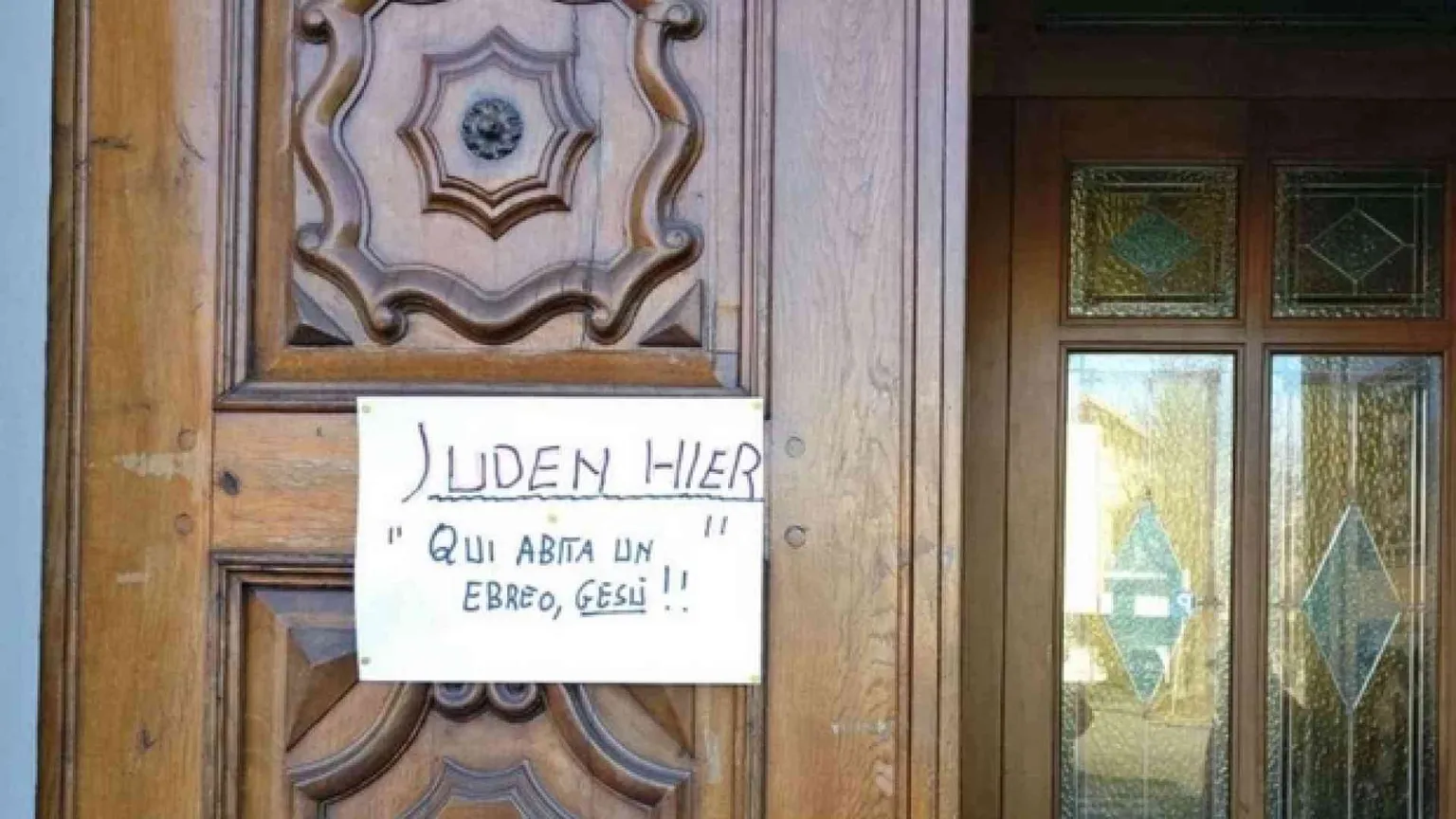 Cartelli alle porte delle chiese: «Qui abita un ebreo: Gesù»