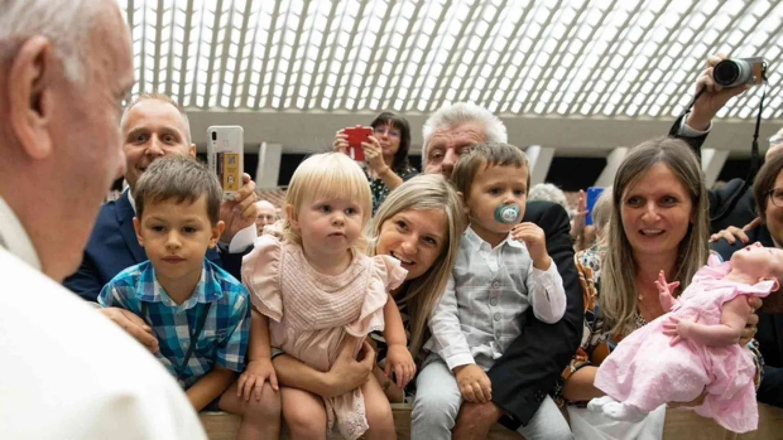 Il Papa: «Società è civile solo se riconosce il valore intangibile della vita»
