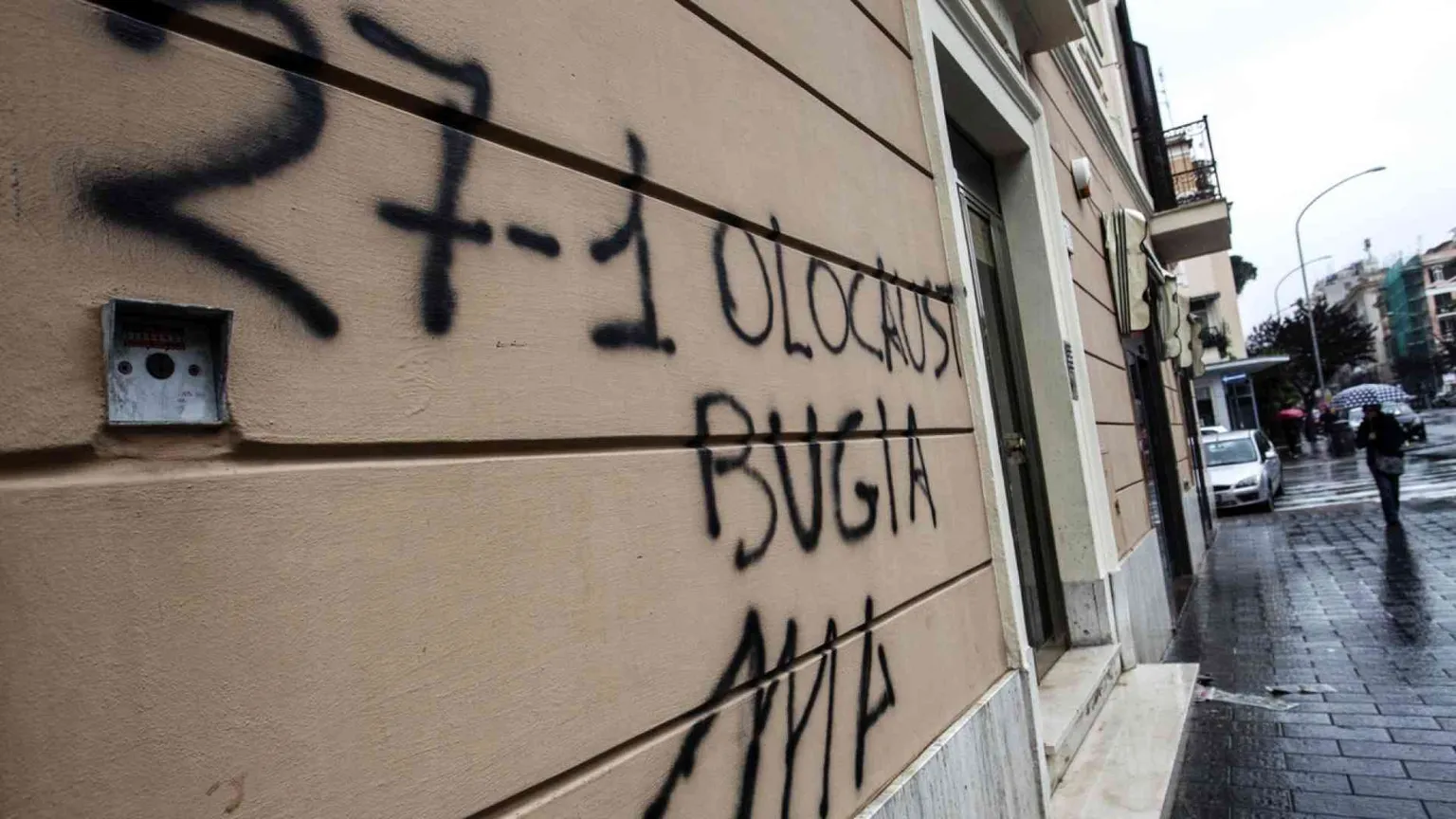 Rapporto choc: il 15,6 per cento degli italiani nega l'Olocausto