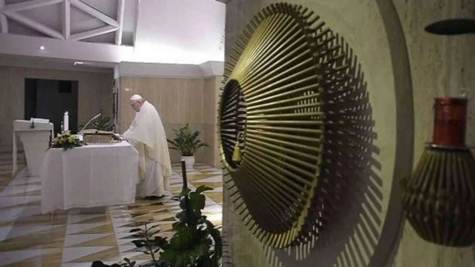 Il Papa: la mondanità, un lento scivolare nel peccato