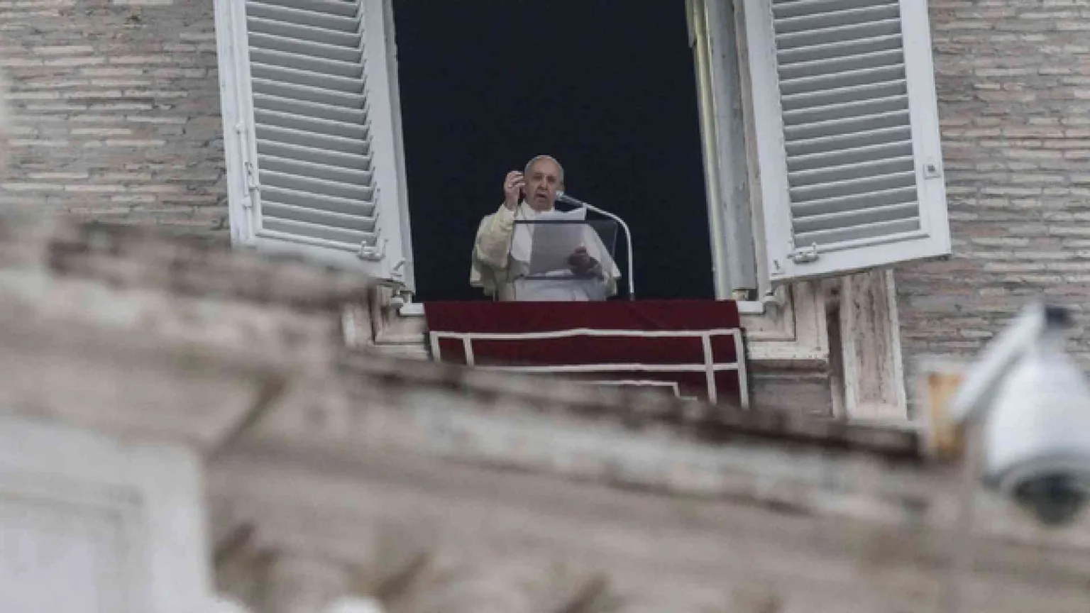 Il Papa: no ad ogni violazione della dignità