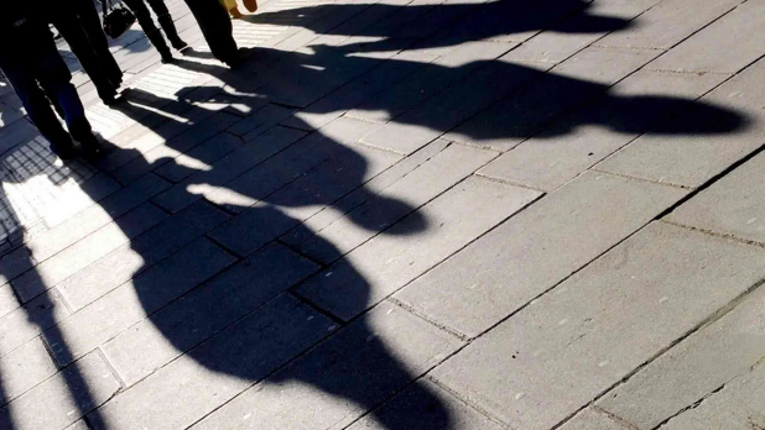 Le poesie di un padre separato per dire addio alle figlie che non può vedere