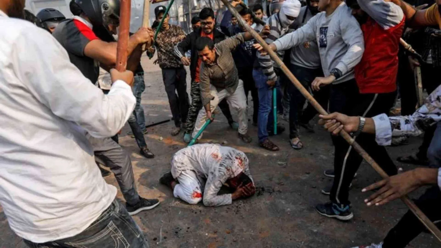 Scontri a Delhi: 33 morti. Chiesto il coprifuoco