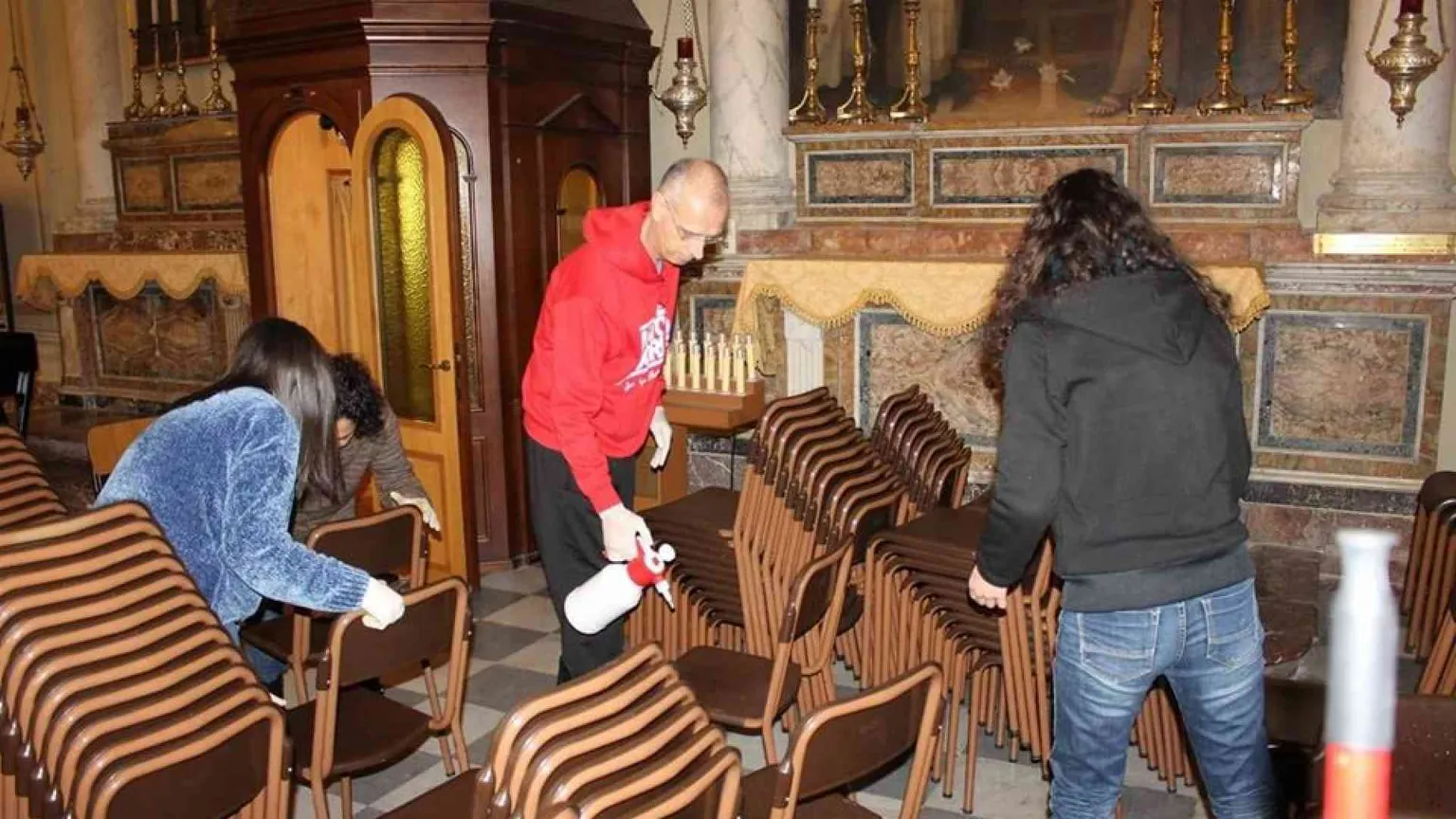 Il vescovo Raspanti igienizza sedie e panche in cattedrale
