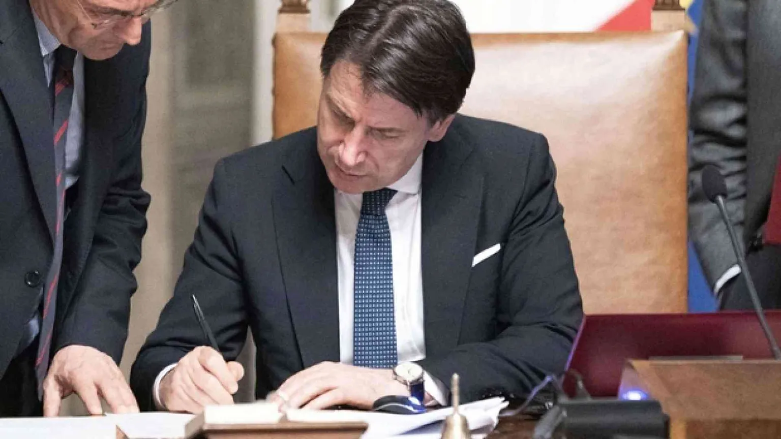 Scontri, soffiate, lacrime. Poi la firma. La lunga notte di Palazzo Chigi