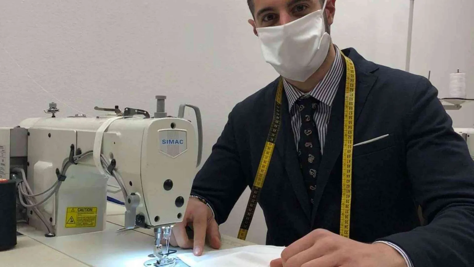 Le "mascherine solidali" di tessuto: il regalo di un sarto alla Caritas
