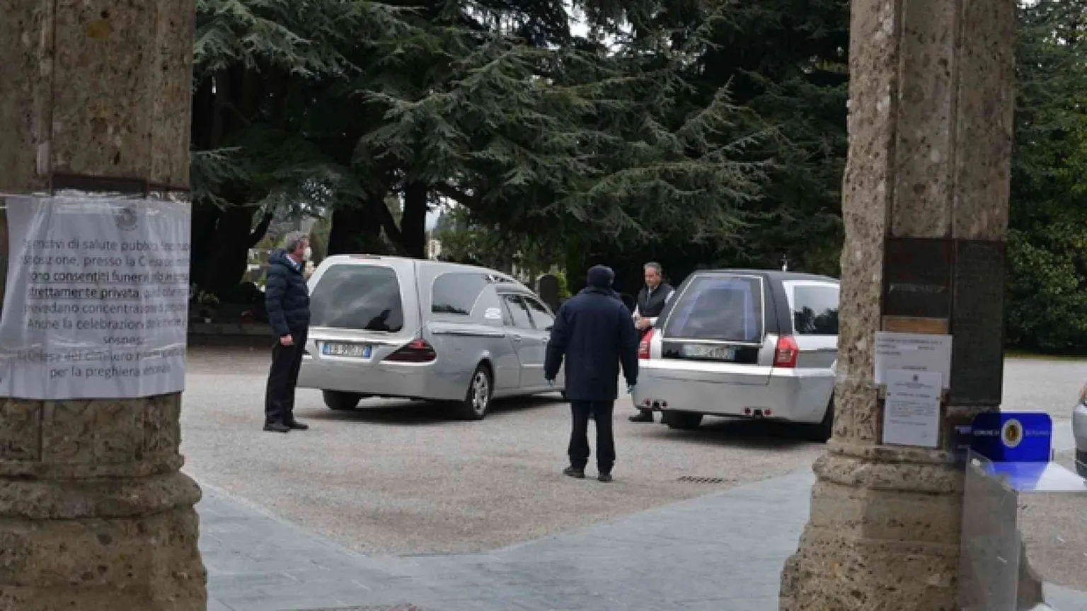 Funerali senza Messa e «ristretti»? Ma la Chiesa c’è. E anche la comunità