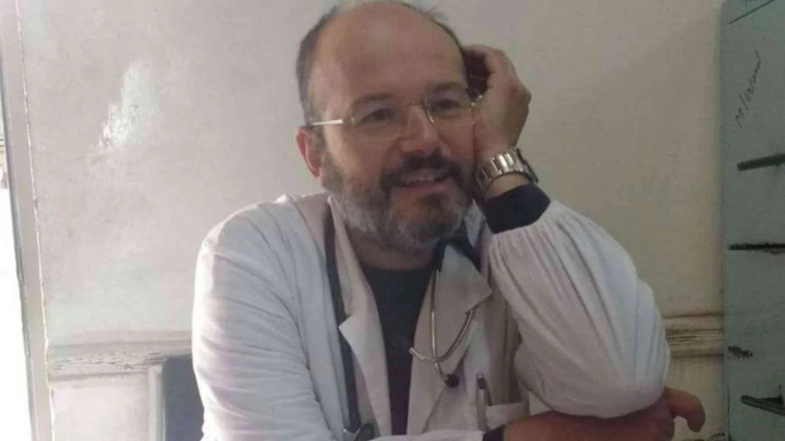 Don Fabio rimette il camice bianco e va in ospedale