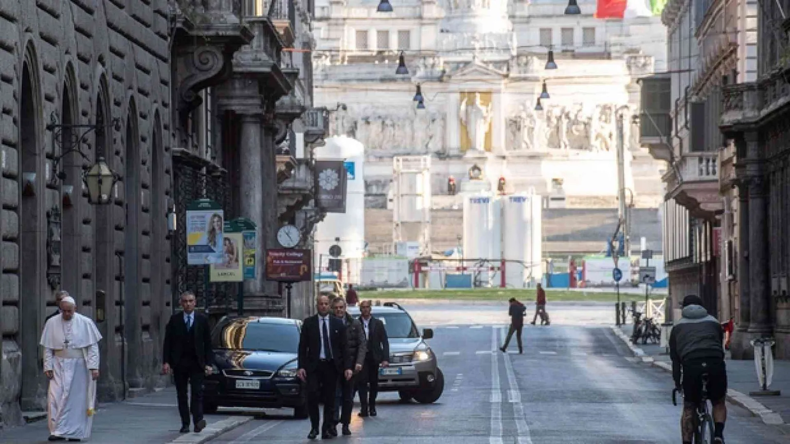 Papa Francesco "pellegrino" in preghiera per la fine della pandemia