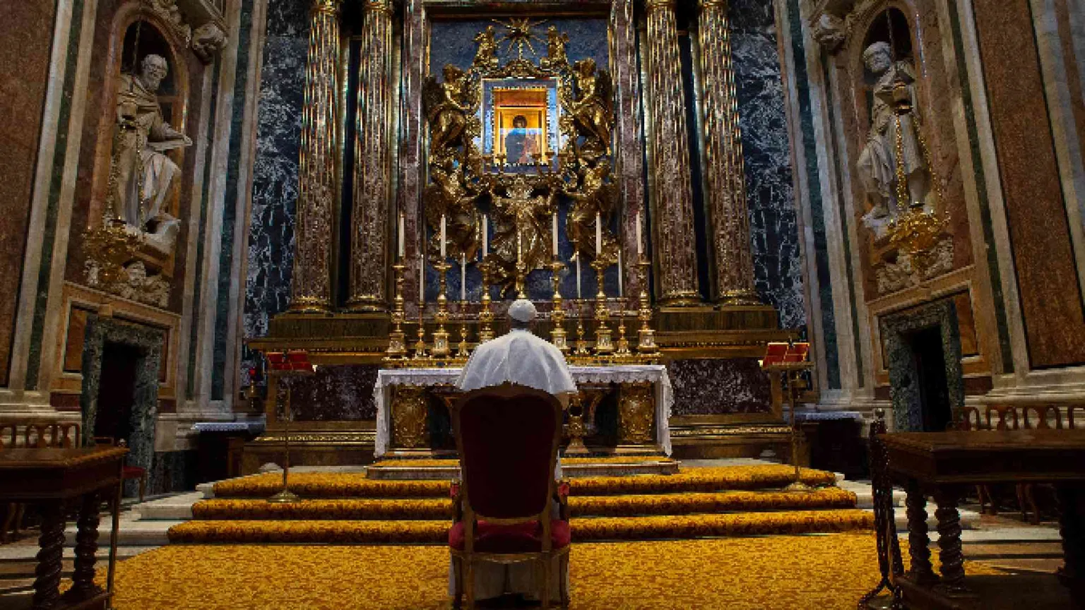 Il cardinale e il rettore "sorpresi" dal Papa: «Pellegrino di fede e di speranza»