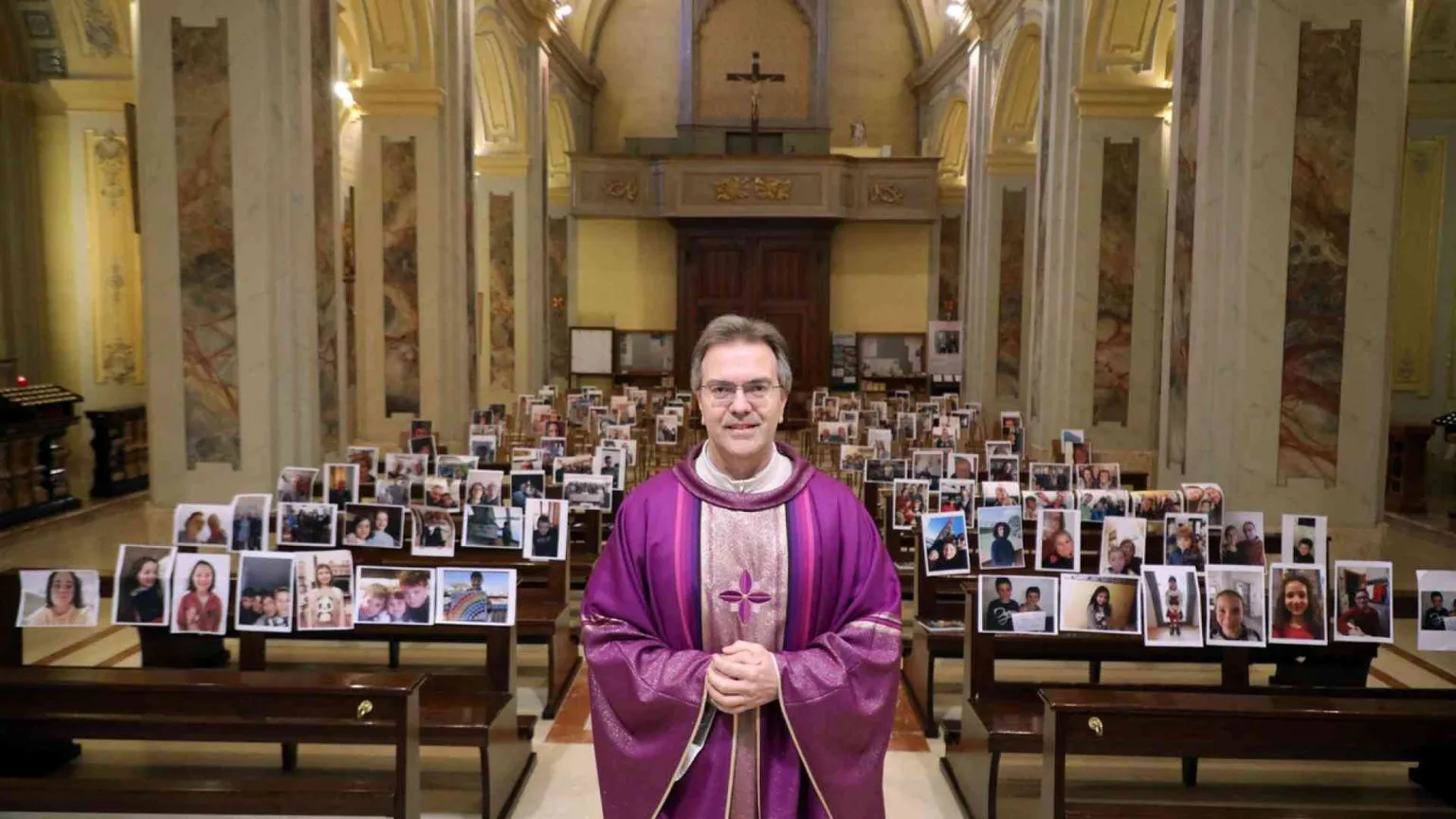 Il parroco celebra Messa con le foto dei parrocchiani