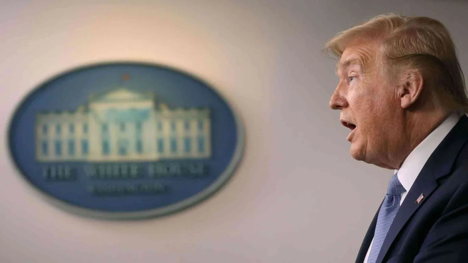 Trump cede: crisi fuori controllo. L'Oms: «Un test per l'umanità»