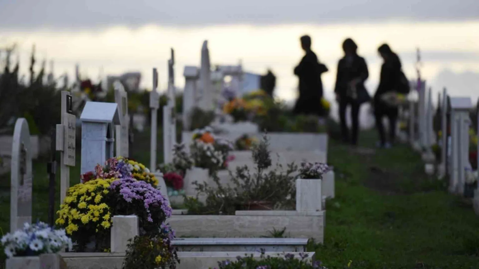 Il Venerdì di misericordia dei vescovi: in cimitero, soli, per i defunti