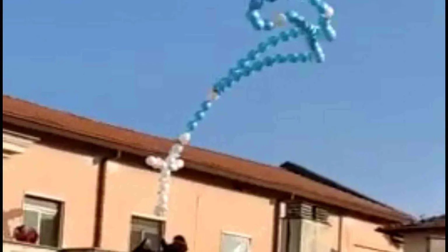 Dalle suore il "Rosario sui tetti" fatto di palloncini