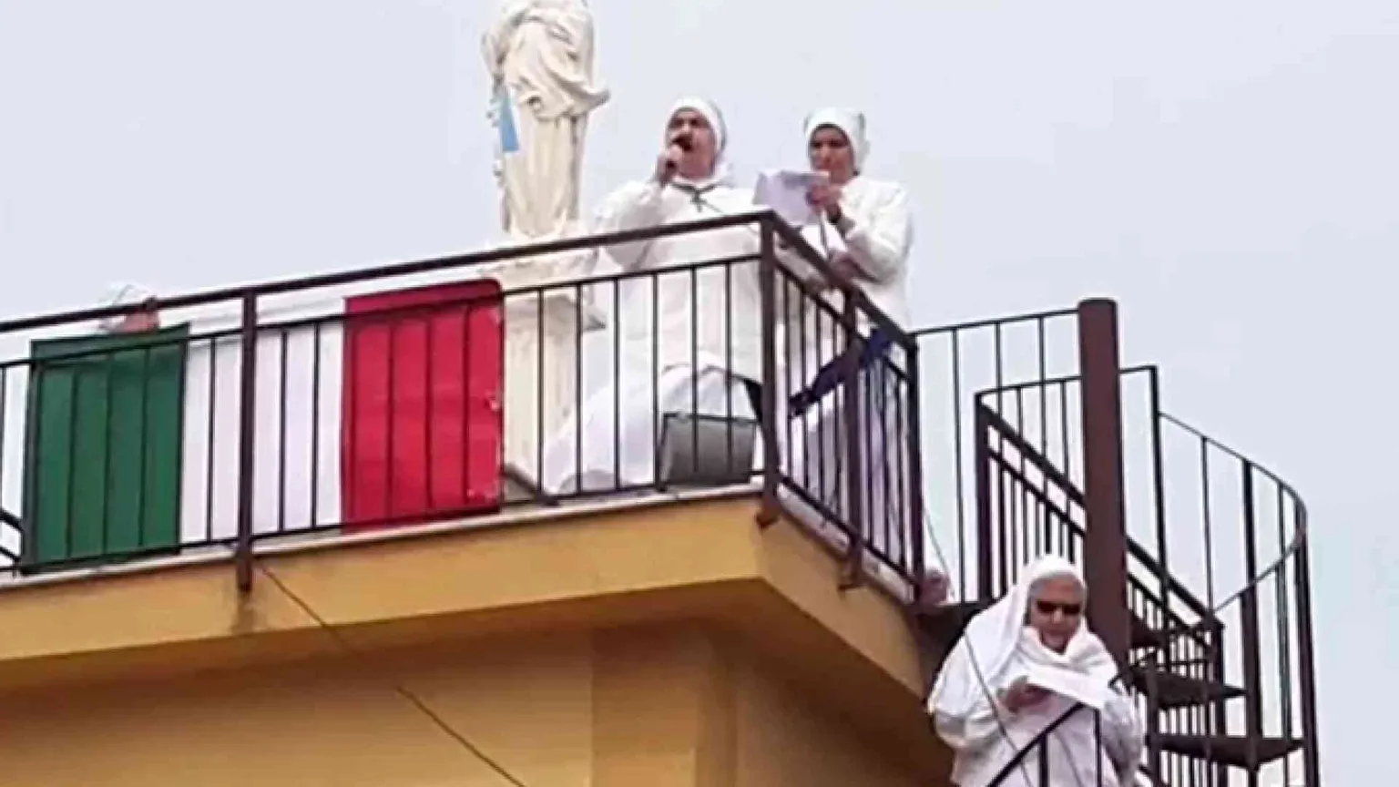Palermo: le suore intonano l'Angelus sul tetto, applausi dai balconi