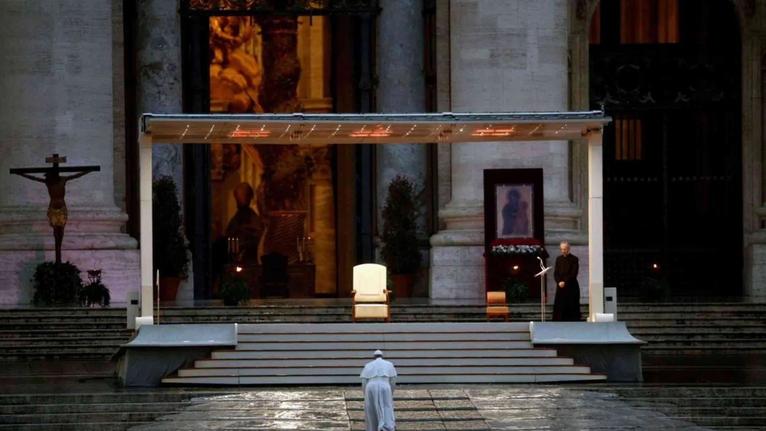 Ecco le parole del Papa nella preghiera straordinaria in San Pietro