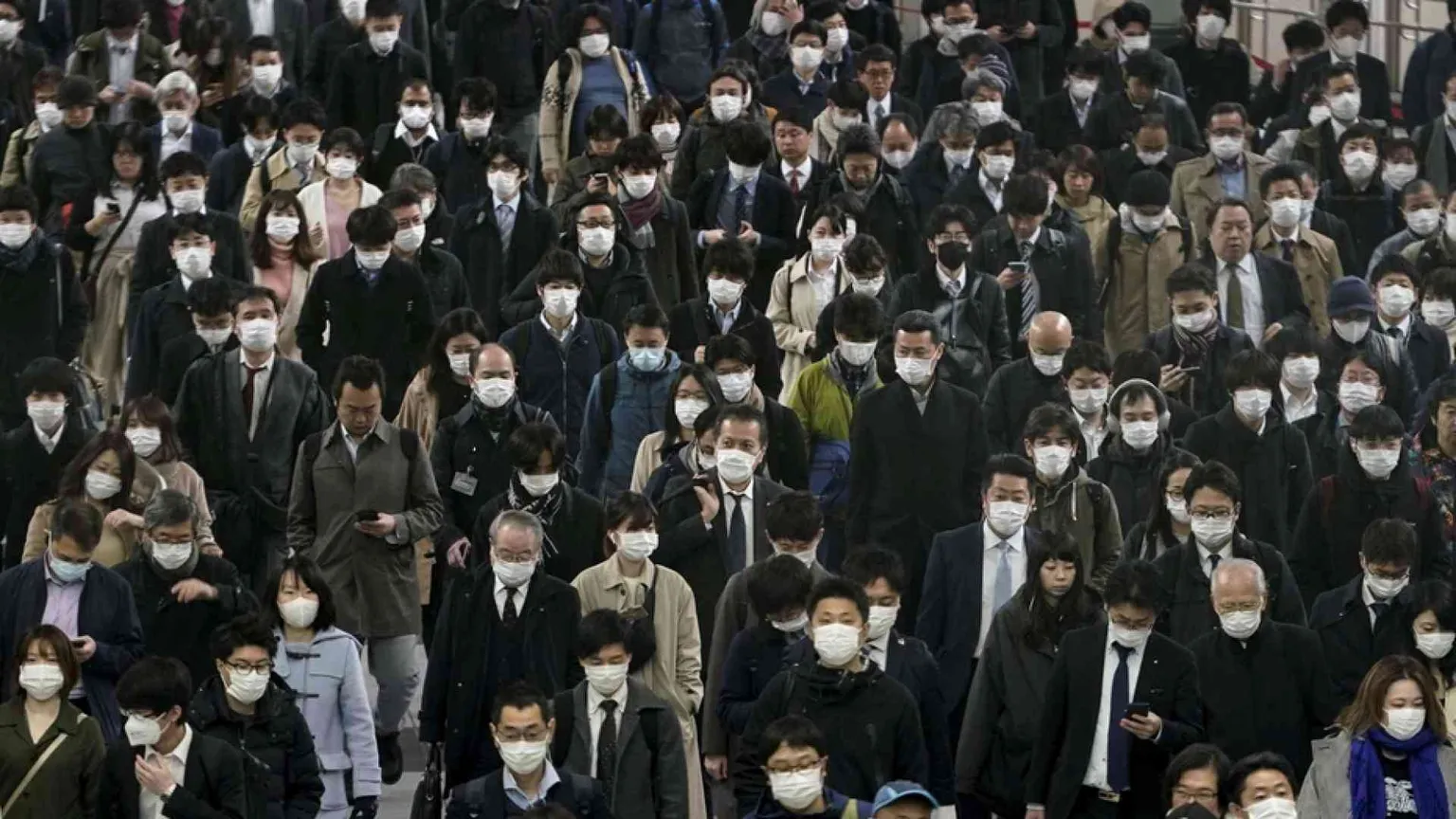 Il Giappone di Abe teme quasi più i tamponi della pandemia