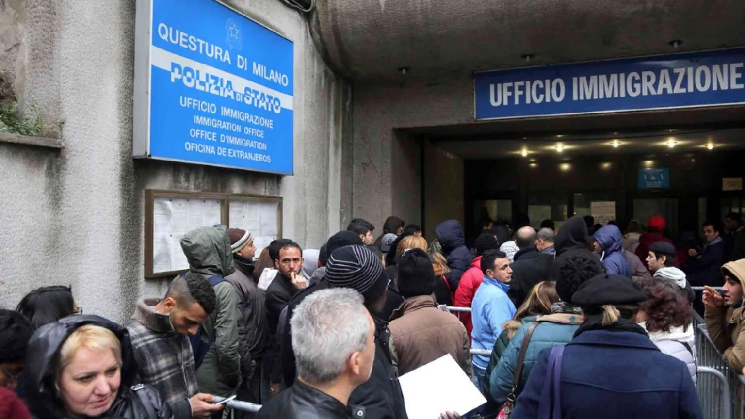 Immigrati, i permessi di soggiorno al tempo dell'emergenza