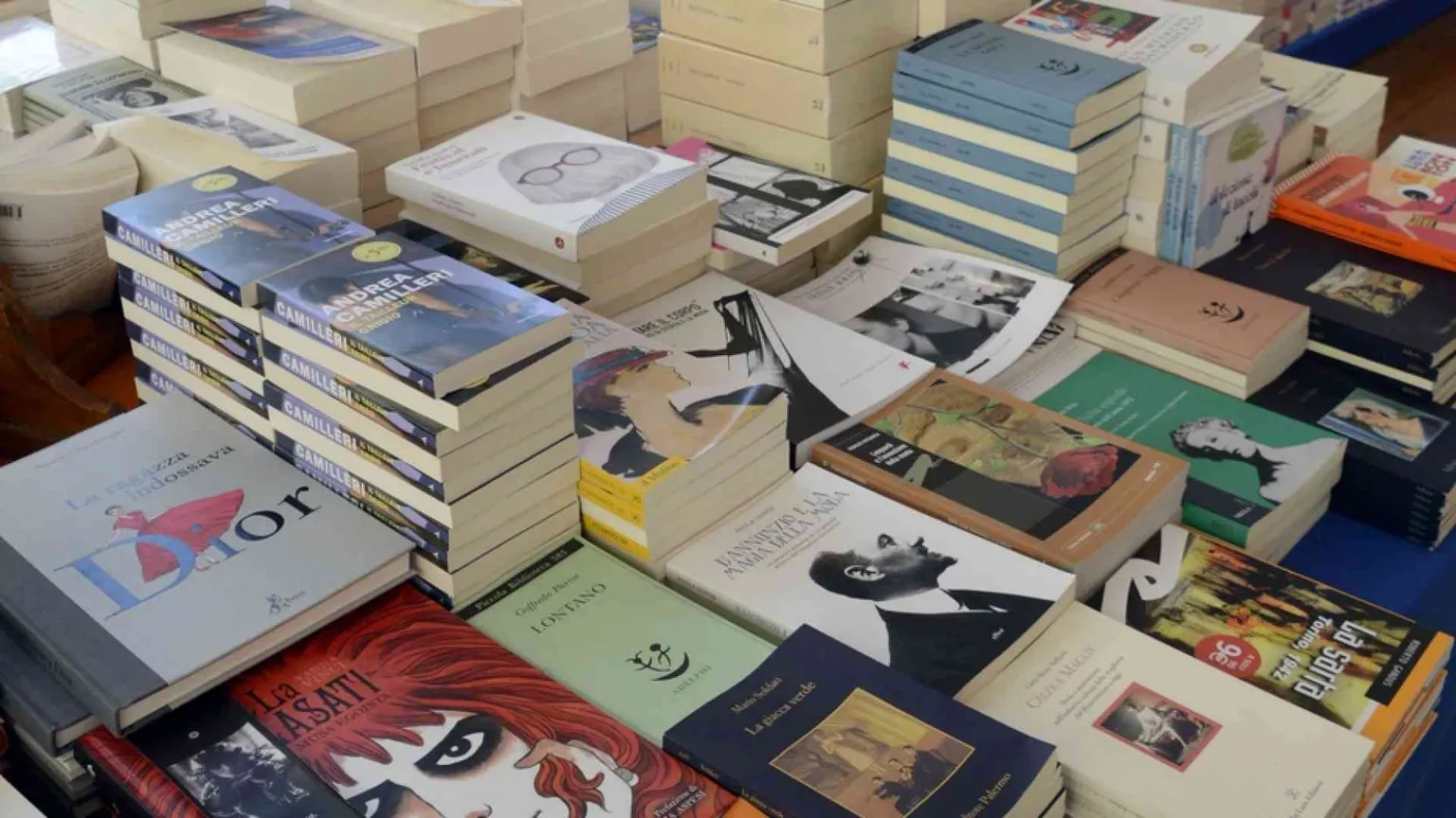 Il virus uccide i libri: vendite calate del 75%