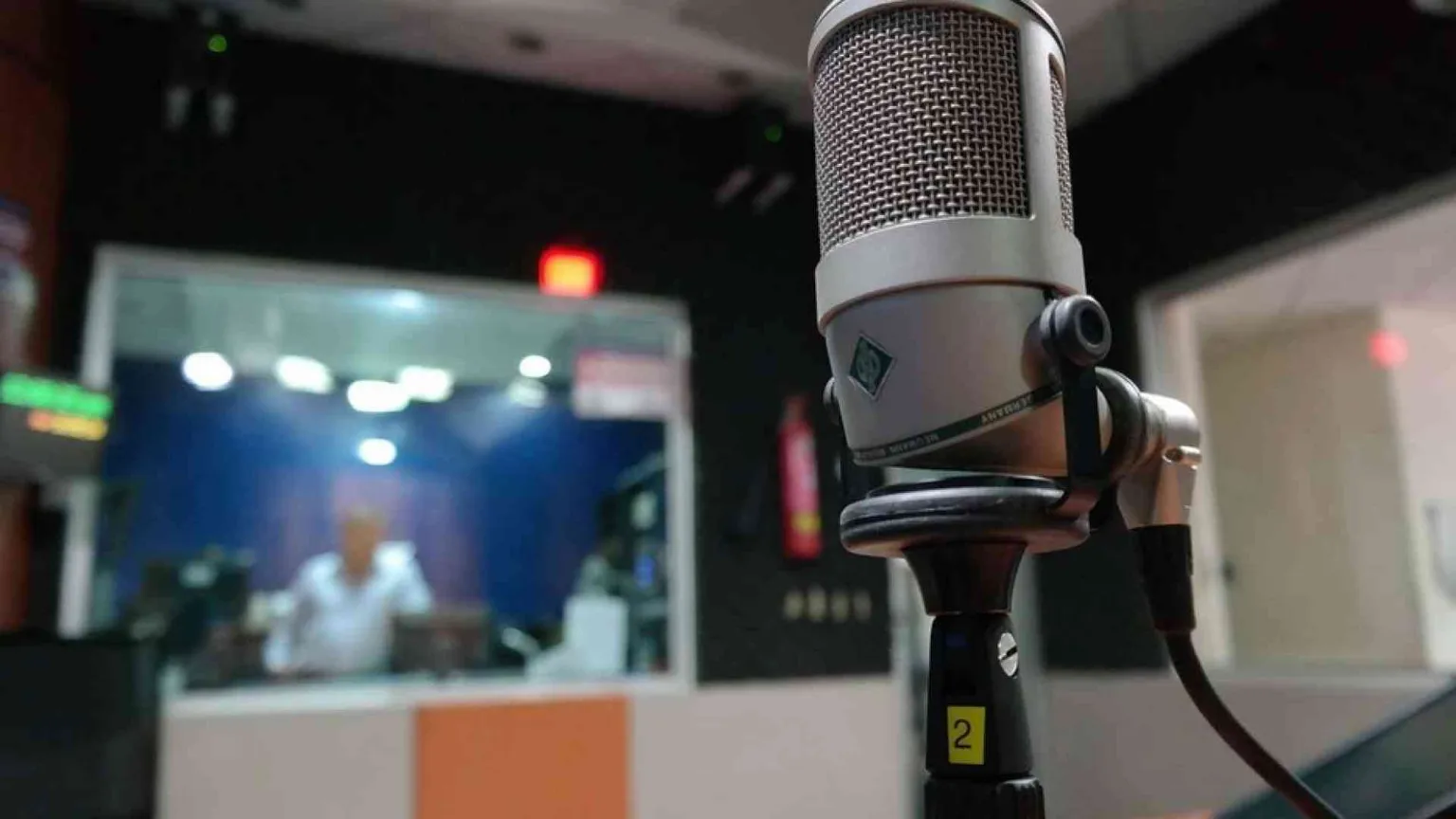 Le radio reagiscono e aiutano gli ascoltatori. Ma crescono le difficoltà