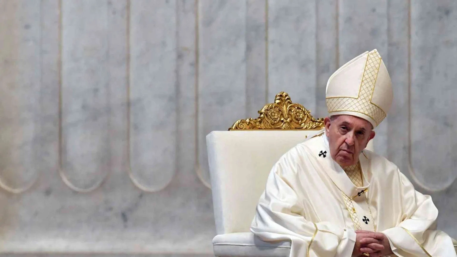 Papa Francesco: preti, medici, infermieri santi della porta accanto