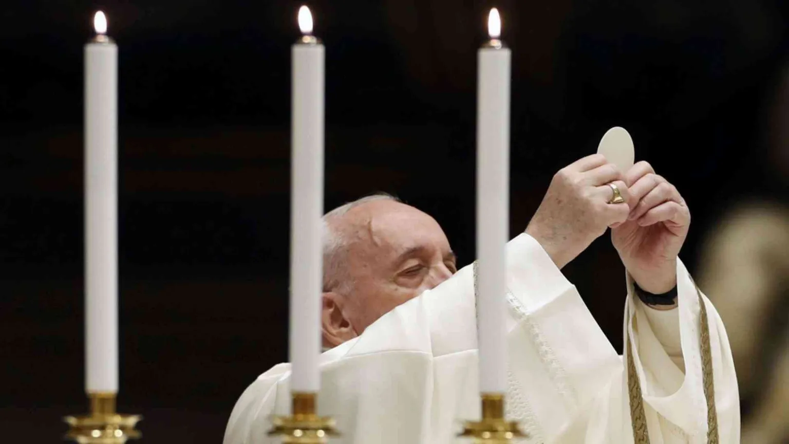 Il Papa: la Veglia Pasquale ci dona il diritto alla speranza e al coraggio