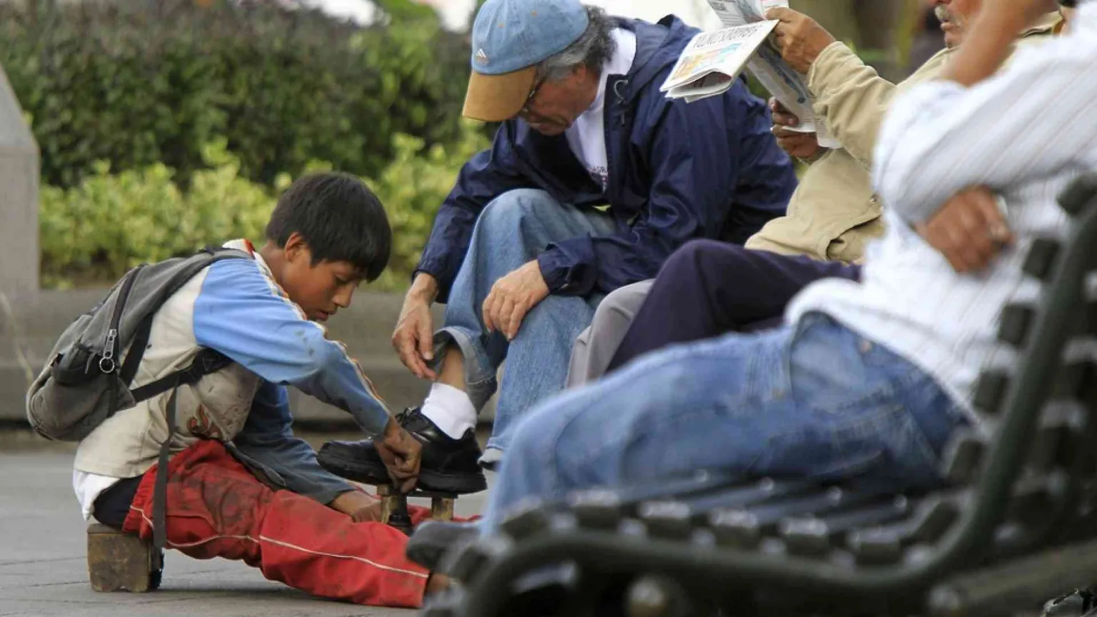 Il Papa ai movimenti popolari: «Nessun lavoratore senza diritti»