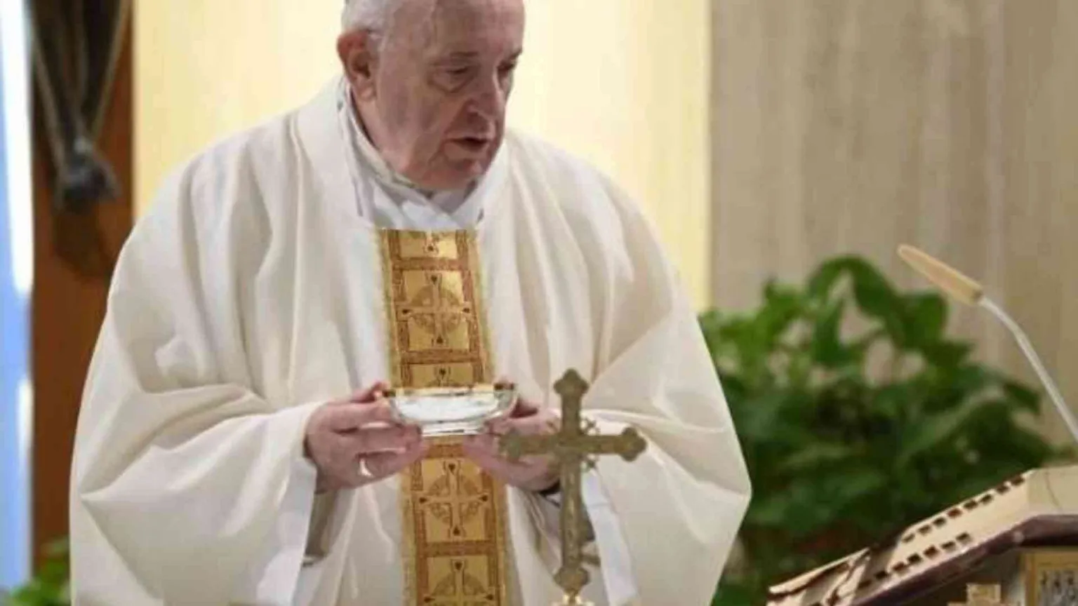 Papa attenti a fede"virtuale". La Chiesa è con popolo e con sacramenti