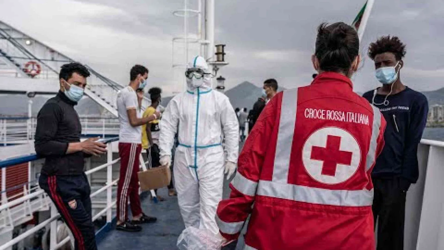 Le prime immagini della nave quarantena. Nessuno a bordo è positivo al Covid