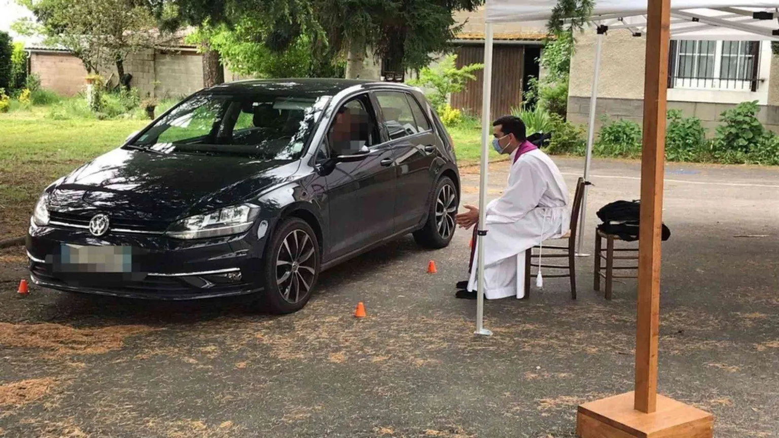 Francia, a Limoges il parroco confessa i fedeli nelle loro auto