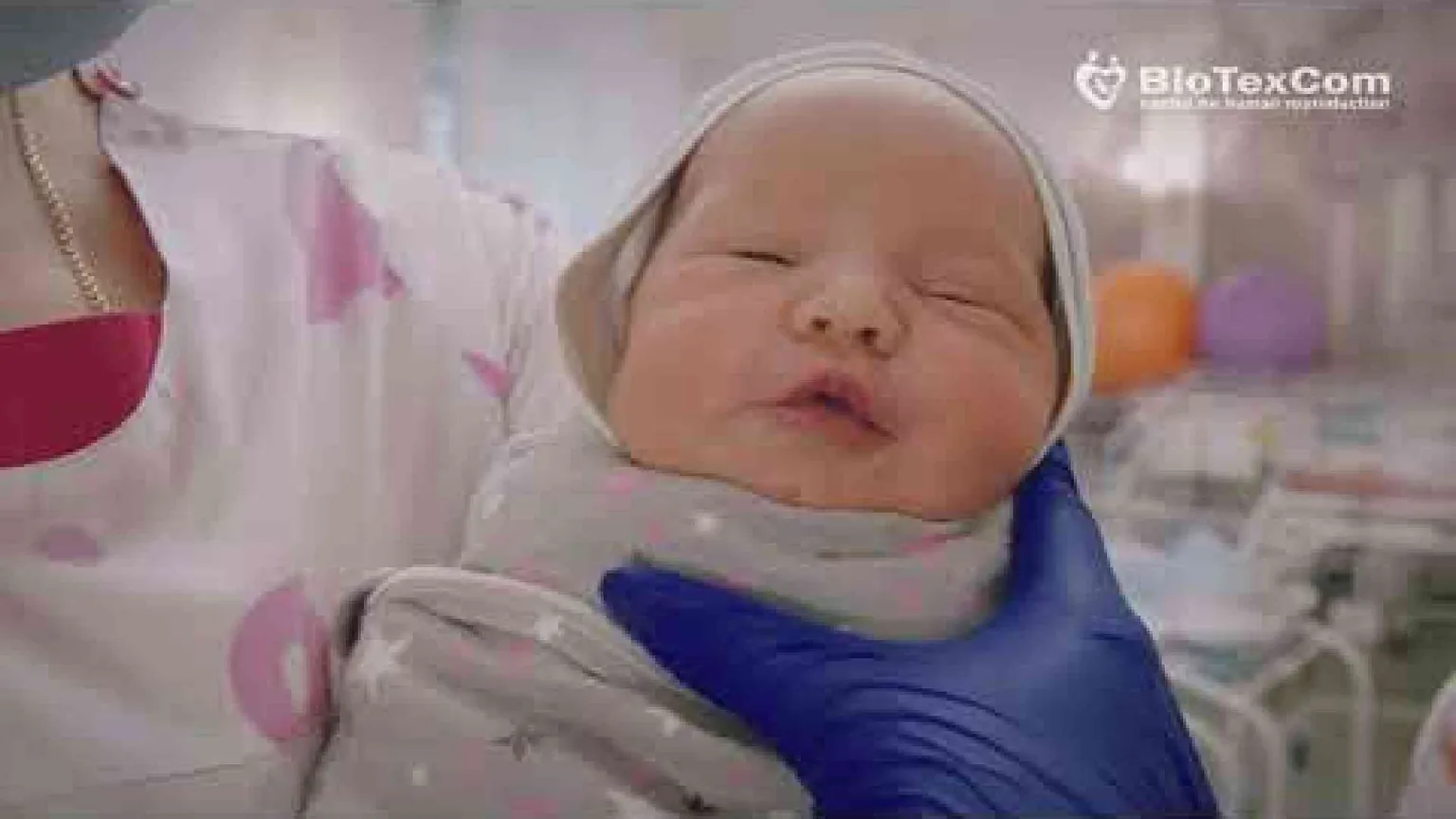 Video-choc dall'Ucraina: i figli dell'utero in affitto parcheggiati in hotel
