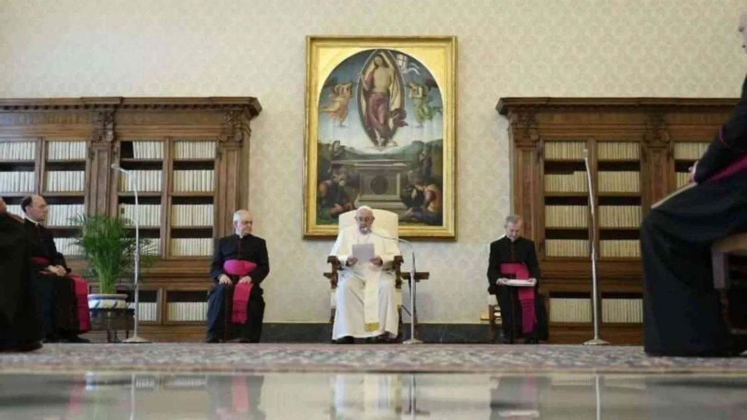Il Papa: la preghiera apre la porta alla speranza