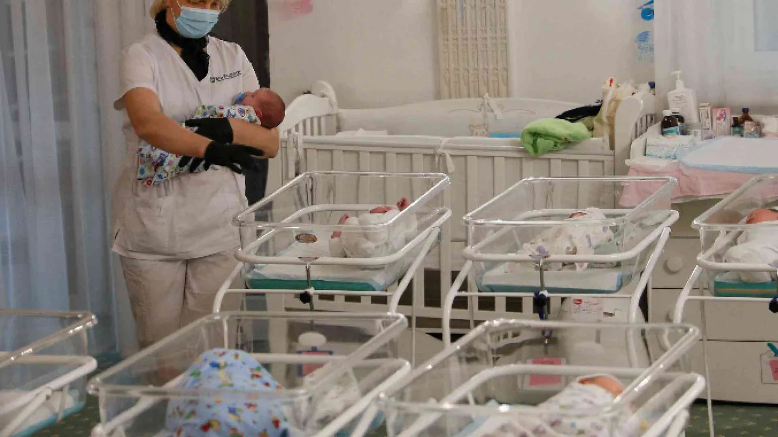 60 figli di surrogata parcheggiati a Kiev: l'Ucraina si sveglia. E l'Italia?