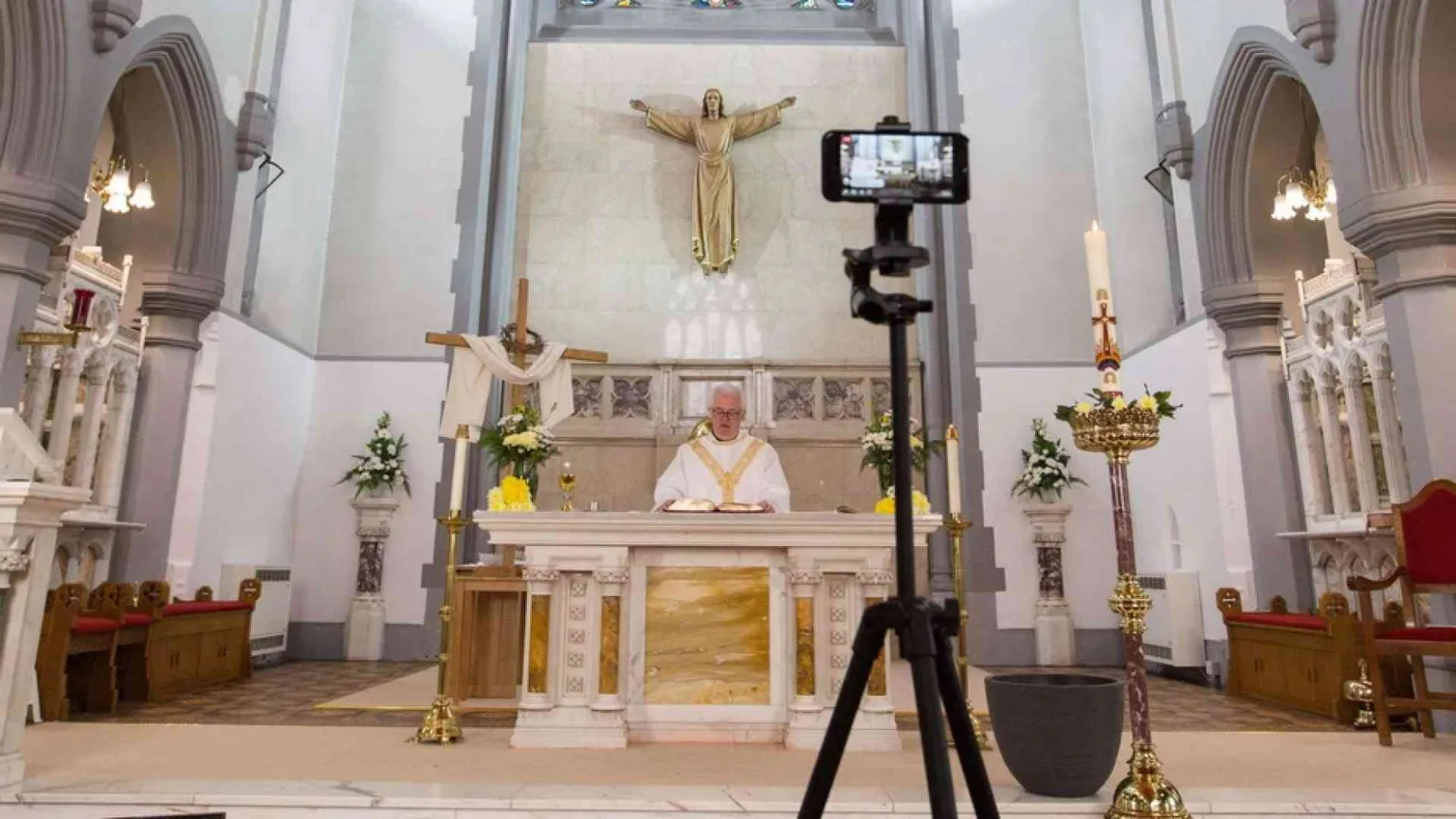 Vescovi e giornalisti: Chiesa, idee nuove oltre la crisi