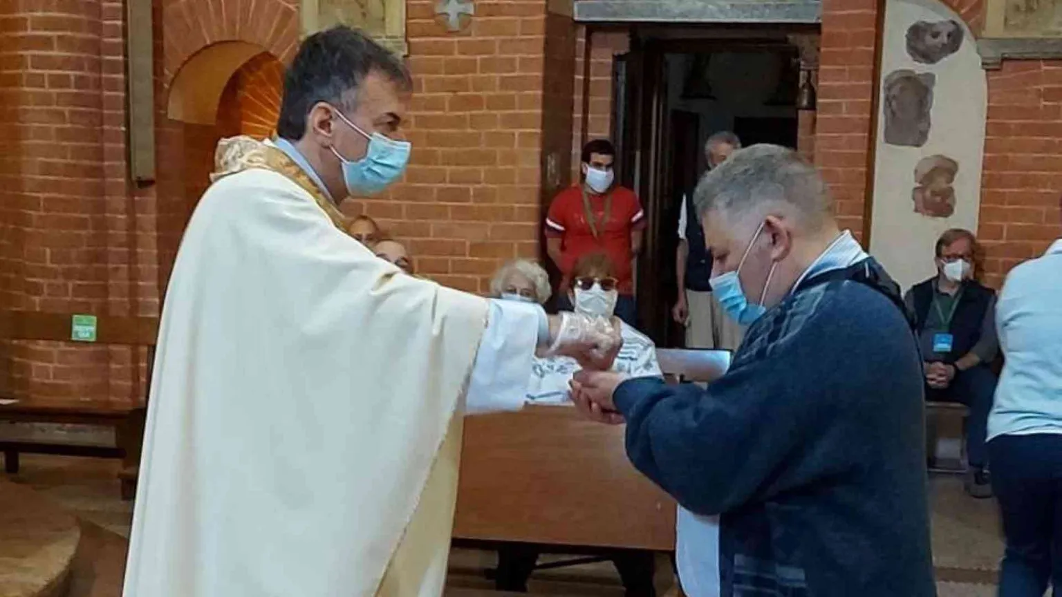 «Io parroco, in fin di vita per il Covid, ritrovo la mia comunità. A Messa»