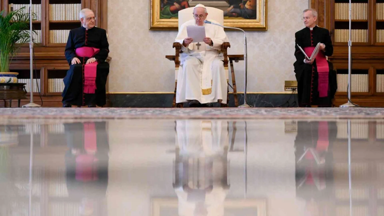 Il Papa: insegniamo ai bimbi a fare il segno della Croce