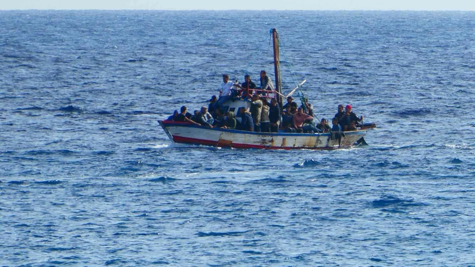 Naufragio al largo della Tunisia: almeno 50 i dispersi, donne e bimbi