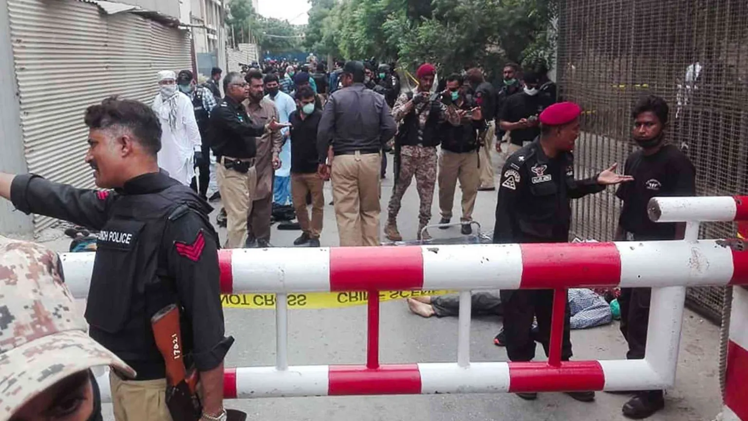 Terroristi attaccano la Borsa di Karachi: dieci morti