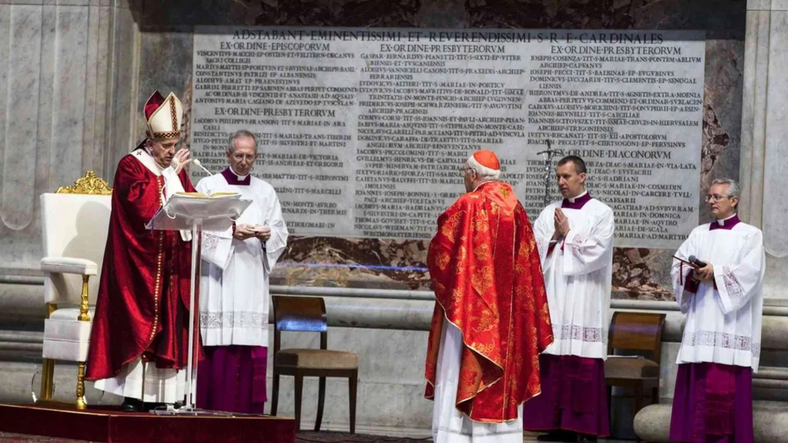 Il Papa: «Inutile e noioso lamentarsi del mondo»