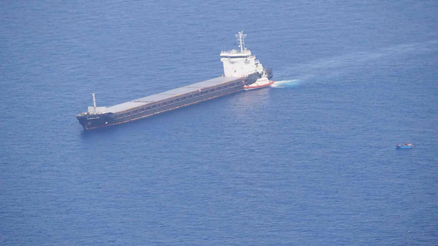 Barcone alla deriva con 54 profughi. Nessuno interviene