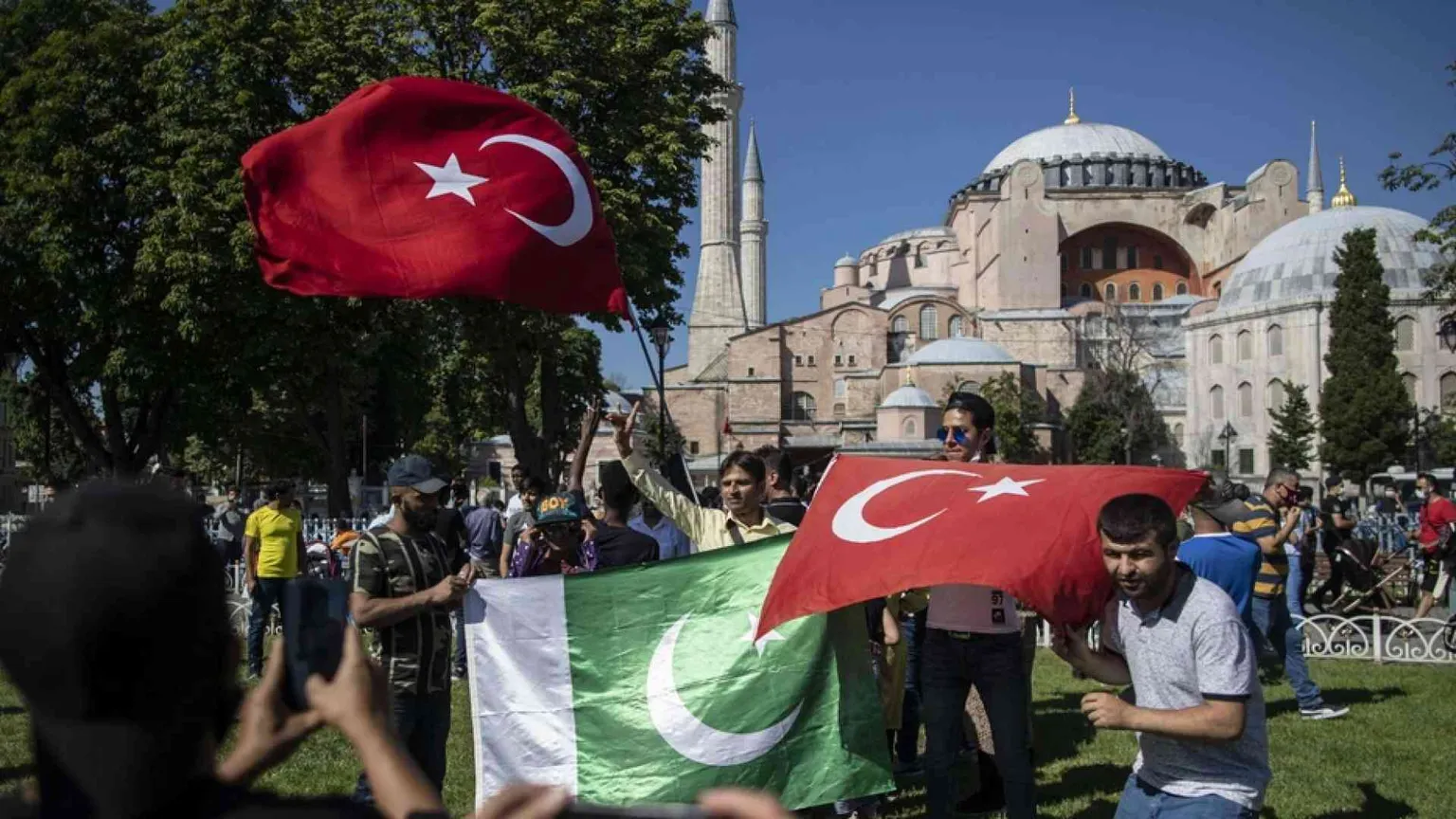 Divide Santa Sofia riconvertita in moschea. Le reazioni del mondo