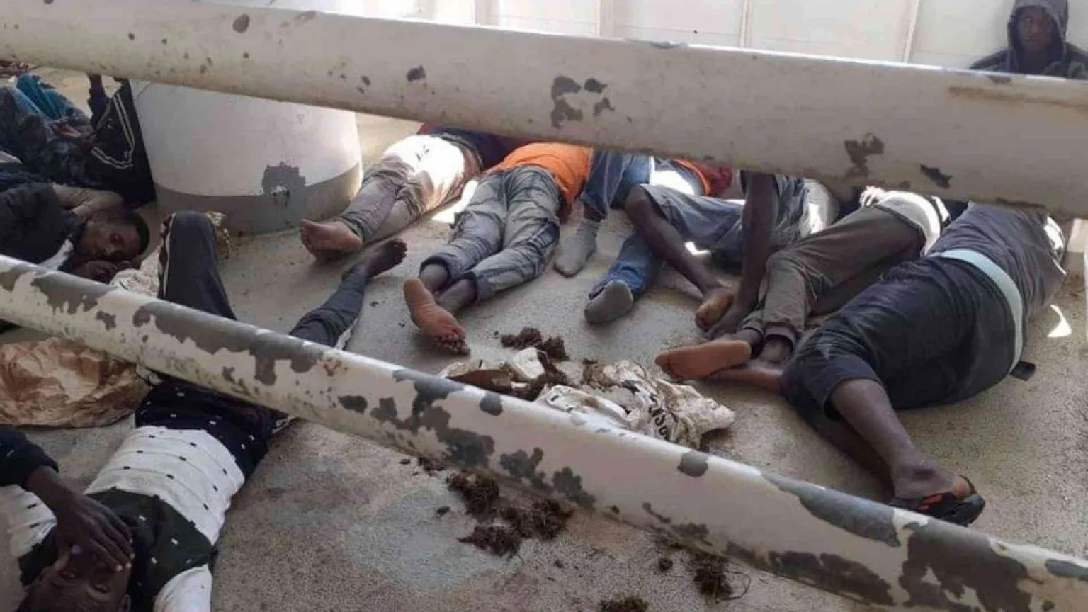 Vivi e morti abbandonati in mare. Partiti uniti contro i migranti