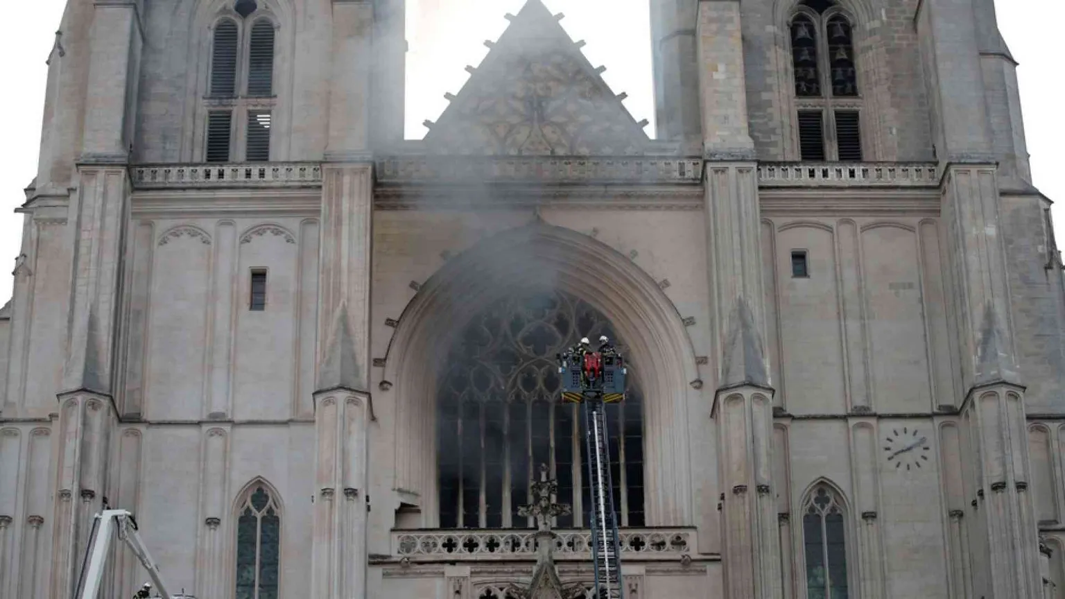 In fiamme la cattedrale di Nantes: si indaga per incendio doloso