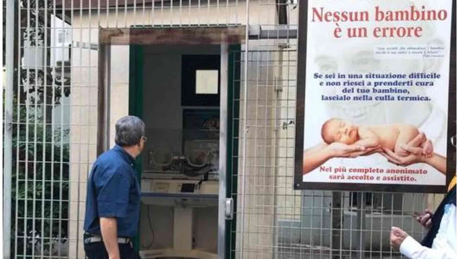 Il neonato lasciato in parrocchia. Decine di offerte di adozione