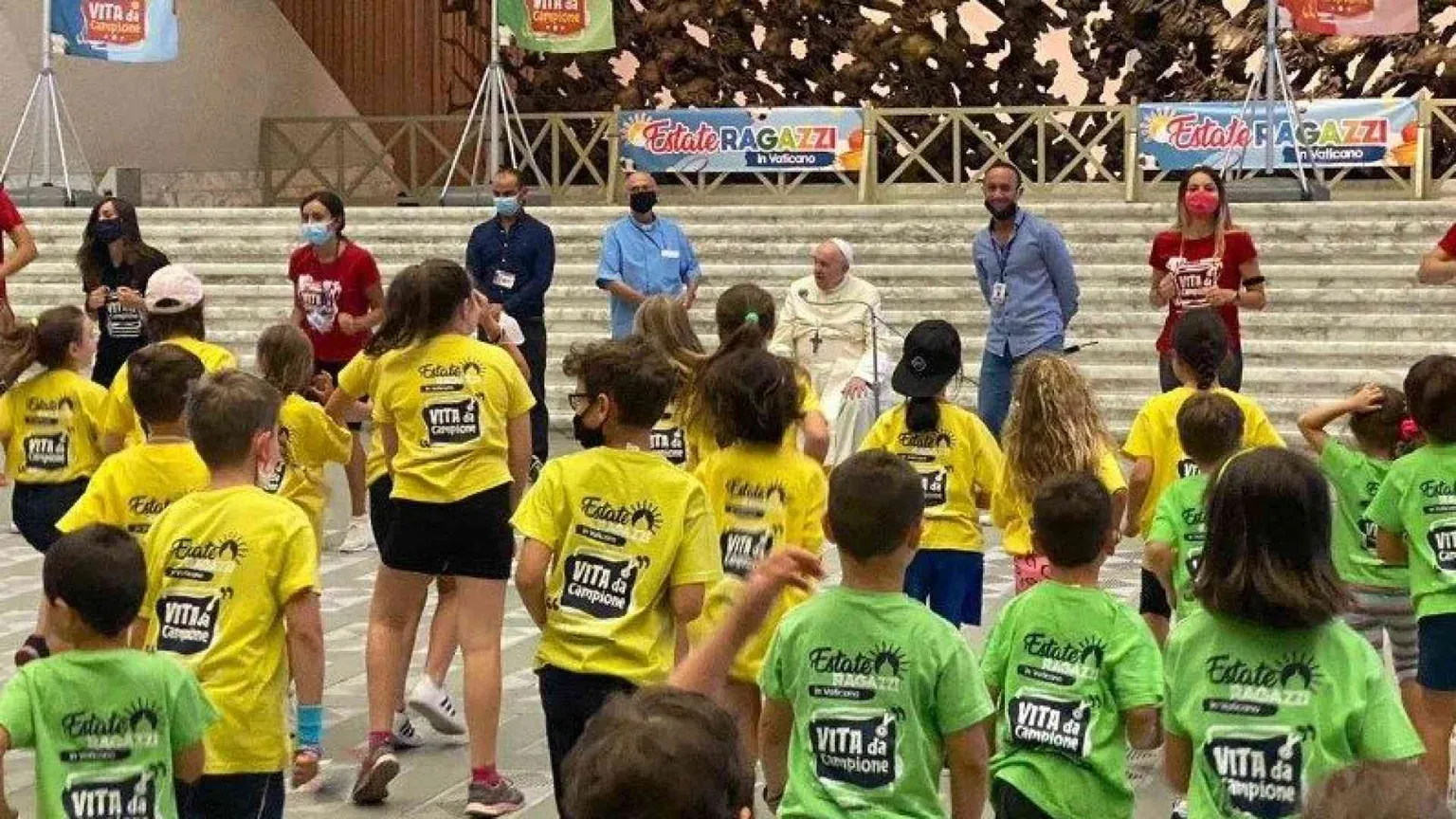 Papa Francesco visita a sorpresa i bambini del Centro estivo vaticano