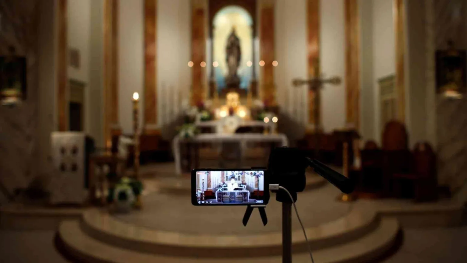 Il Papa: le Messe in tv e sul web non sostituiscono la presenza alle liturgie